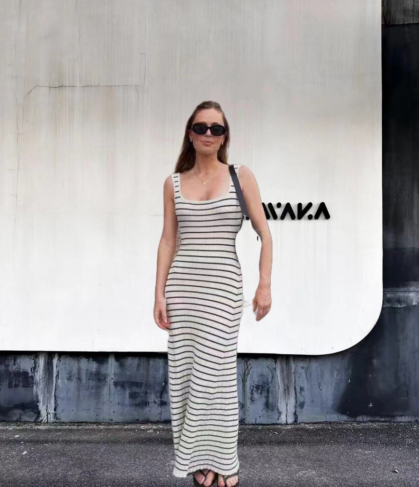 Robe en tricot longue pour femmes avec un motif rayé tendance et un décolleté plongeant Chic und Stil