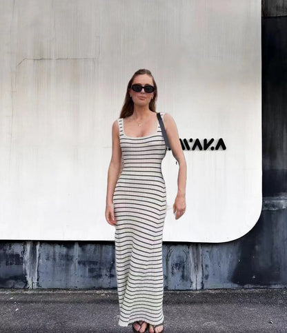Robe en tricot longue pour femmes avec un motif rayé tendance et un décolleté plongeant Chic und Stil