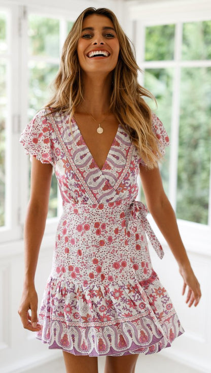 Robe portefeuille pour femmes avec design floral et détails volants Chic und Stil