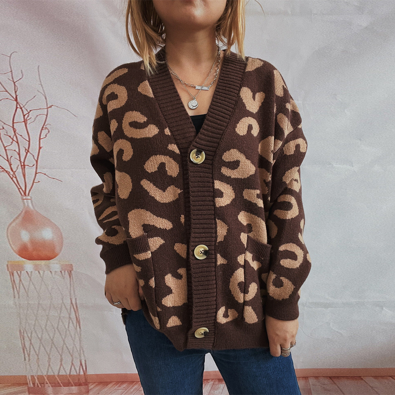 Pull en tricot épais pour femmes avec un motif léopard animalier et des détails de boutons Chic und Stil