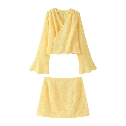 Robe courte élégante pour femmes avec design effiloché et décolleté en V Chic und Stil