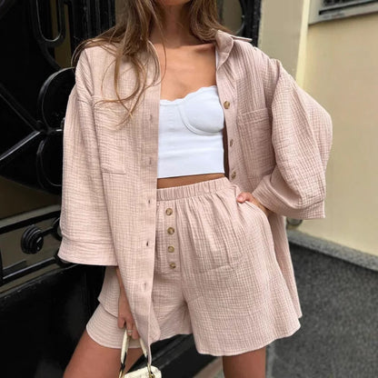 Ensemble de chemise à carreaux décontractée et de shorts pour dames Chic und Stil