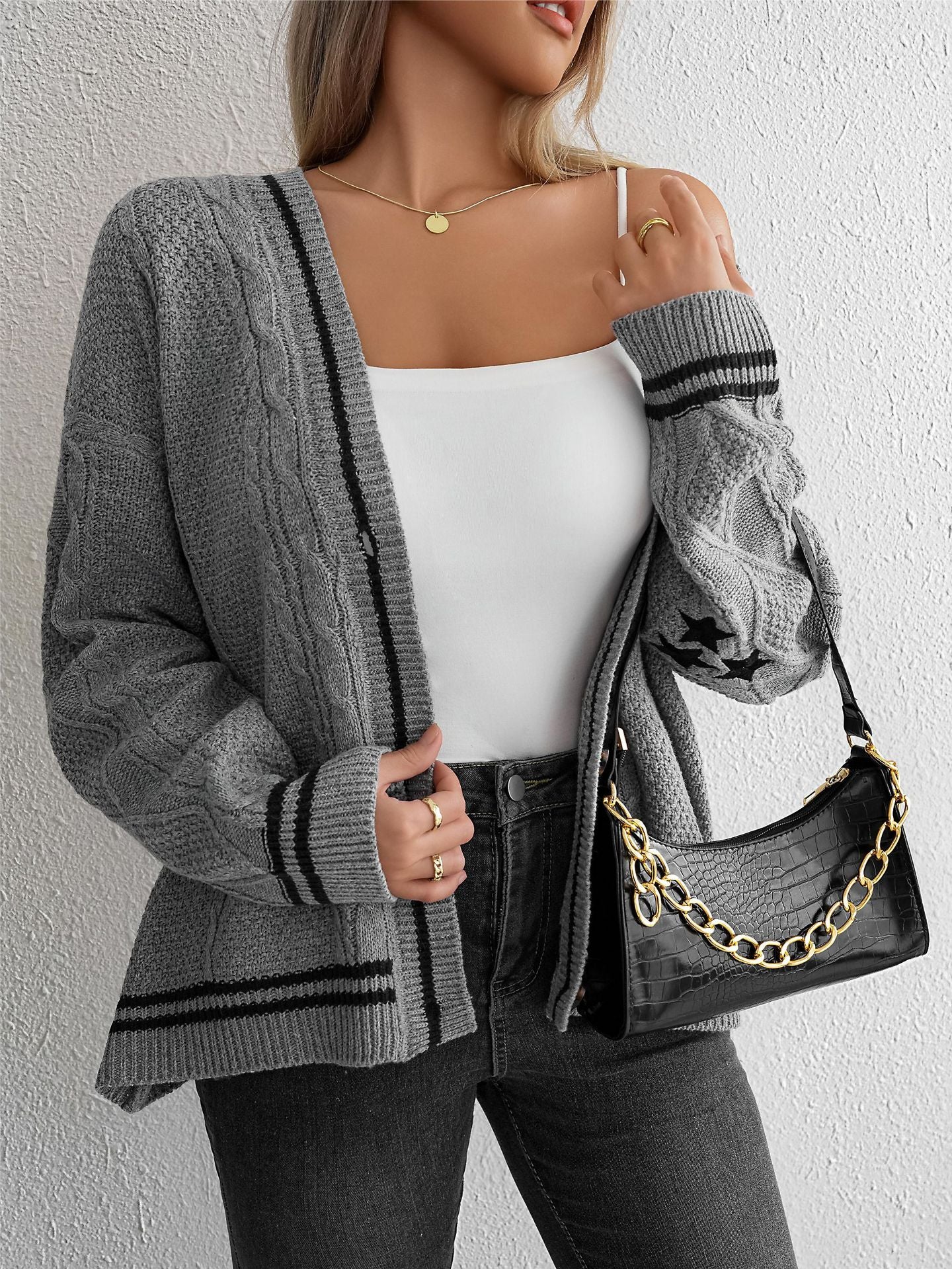 Dames gros pull cardigan avec des applications d'étoiles élégantes et des détails contrastants Chic und Stil