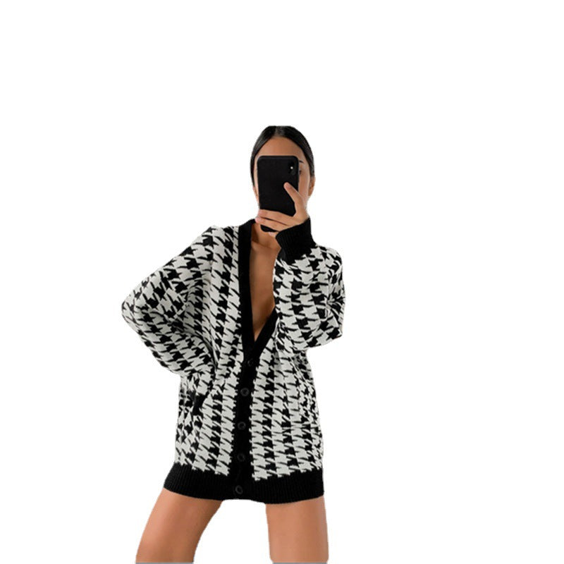 Damen Grosstrickjacke mit modernem Karomuster und großen Knöpfen Chic und Stil