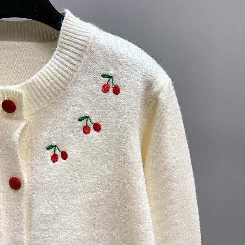 Dames cardigan ludique avec cerises brodées et boutons rouges Chic und Stil