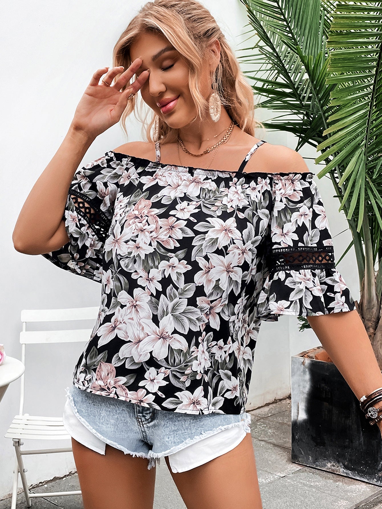 Chemisier féminin décolleté avec motifs floraux et accents en dentelle Chic und Stil