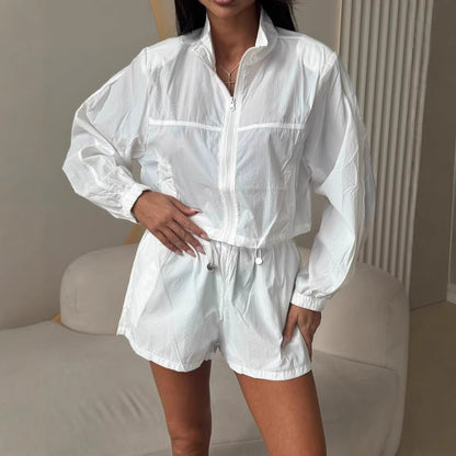 Ensemble d'entraînement léger pour femmes avec veste à manches courtes et shorts Chic und Stil