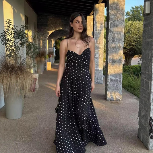 Robe midi femme avec des fines bretelles spaghetti et un design à pois ludiques Chic und Stil