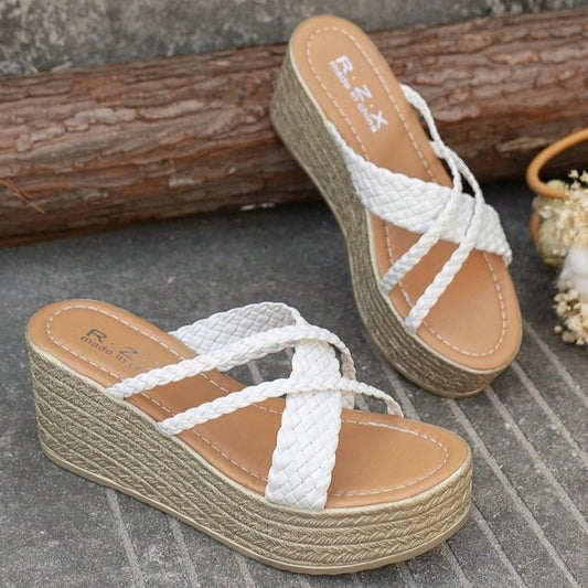 Chaussons à plateforme pour femmes avec design de sangle tressée et semelle antidérapante Chic und Stil