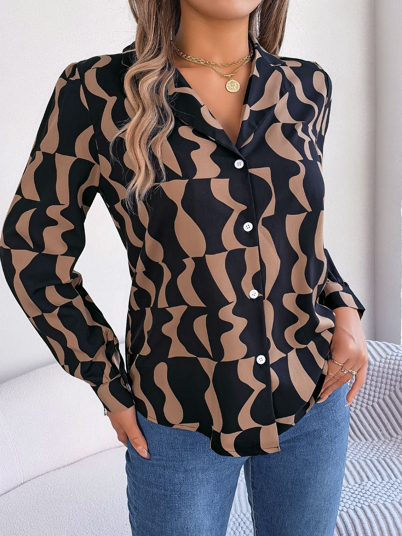 Chemisier chic pour femmes avec un design graphique moderne et des détails de boutons Chic und Stil