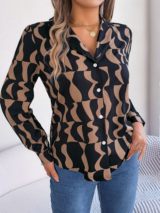 Chemisier chic pour femmes avec un design graphique moderne et des détails de boutons Chic und Stil