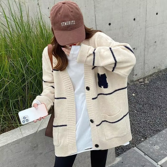 Dame gilet tricot avec deux poches plaquées et des rayures contrastées Chic und Stil