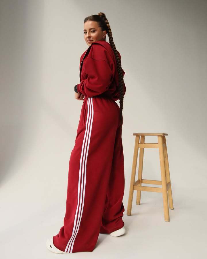 Trendy sports set for women with short tracksuit jacket and wide jogging pants Chic and Style