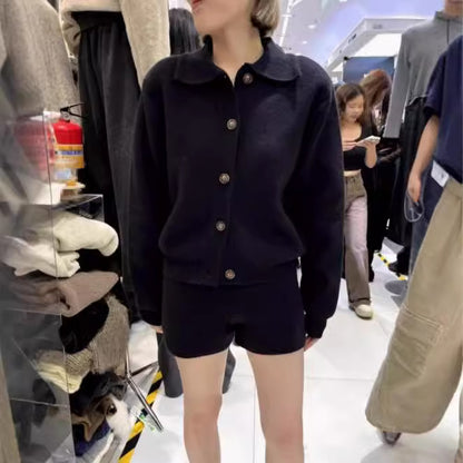 Veste en tricot tendance pour femmes avec détail de bouton et shorts assortis Chic und Stil