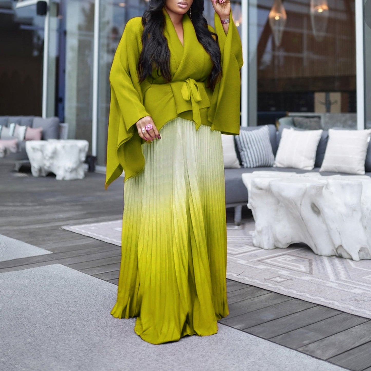 Robe plissée longue pour femmes avec cape et ceinture Chic und Stil