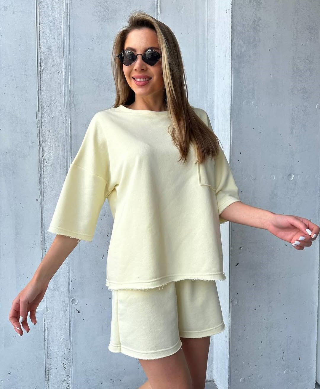 Ensemble de lounge décontracté pour femmes en matériau respirant avec t-shirt oversize et shorts Chic und Stil