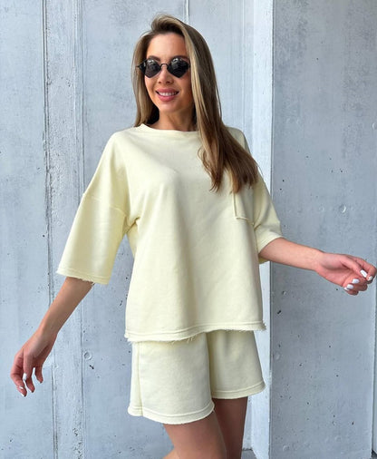Ensemble de lounge décontracté pour femmes en matériau respirant avec t-shirt oversize et shorts Chic und Stil