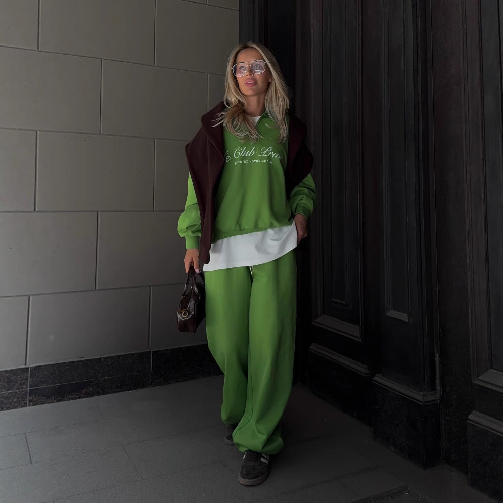 Sporty streetwear set for women with a casual hoodie and a loose fit Chic und Stil