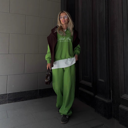 Sporty streetwear set for women with a casual hoodie and a loose fit Chic und Stil