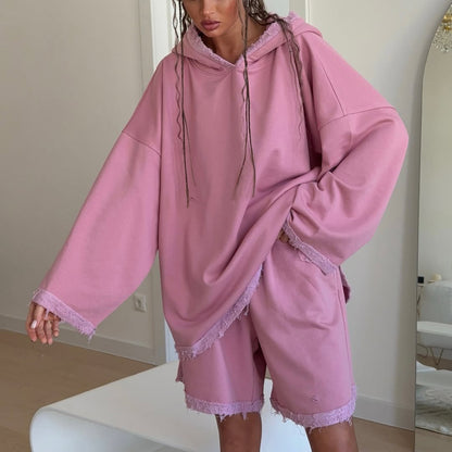 Dames sweat à capuche oversize sportif avec détails effilochés et ensemble de shorts Chic und Stil