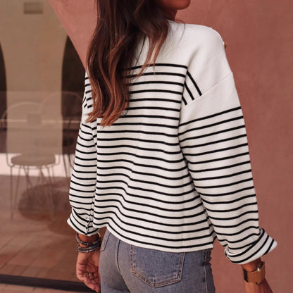 Pull féminin à la mode avec de larges rayures et des détails de boutons élégants Chic und Stil