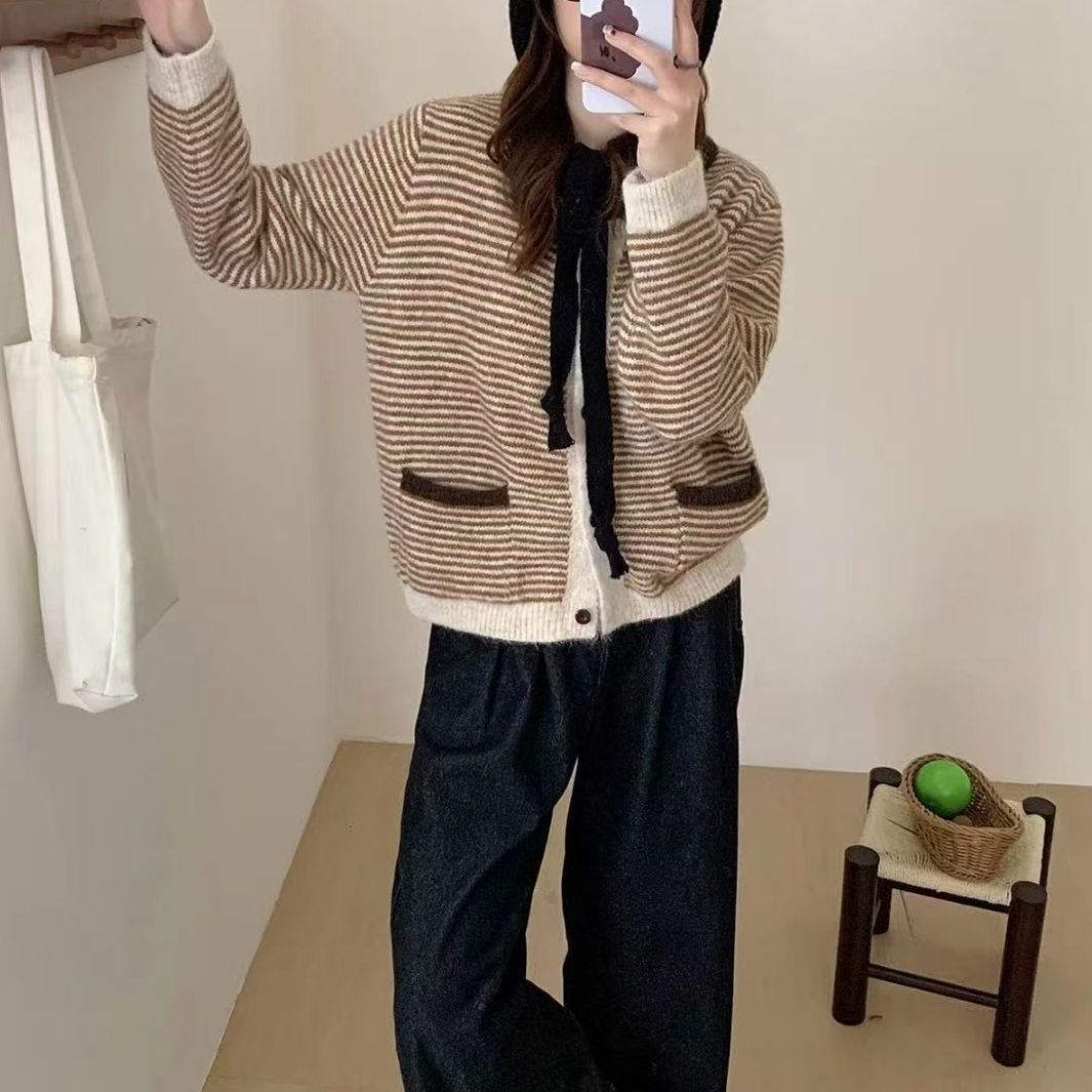 Cardigan décontracté pour femmes avec design rayé et poches modernes Chic und Stil