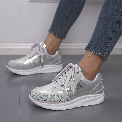 Baskets pour femmes avec des strass scintillants et une surface métallique élégante Chic und Stil
