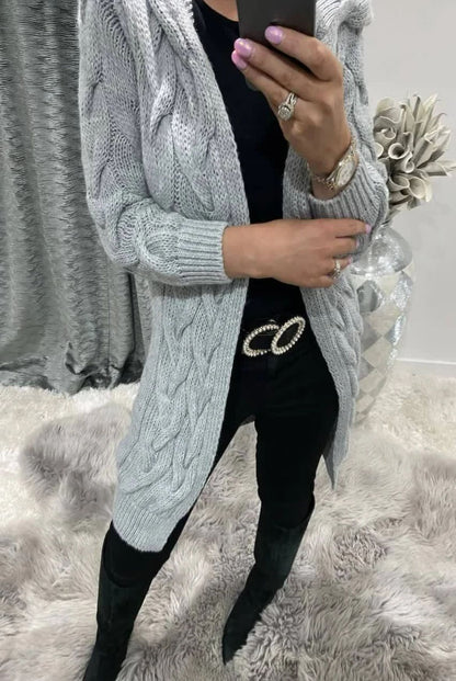 Cardigan femme en gros tricot avec capuche et motif torsadé Chic und Stil