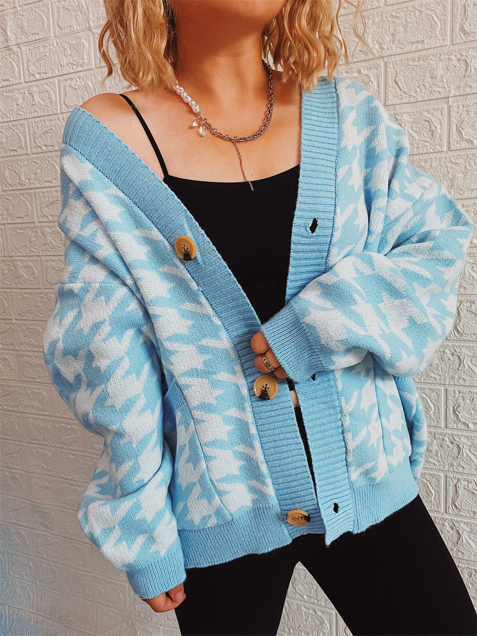 Dames cardigan en tricot confortable avec un motif en pied-de-poule moderne et des détails de boutons Chic und Stil