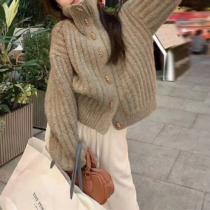 Pull en tricot douillet pour femmes avec col montant et détails de boutons Chic und Stil