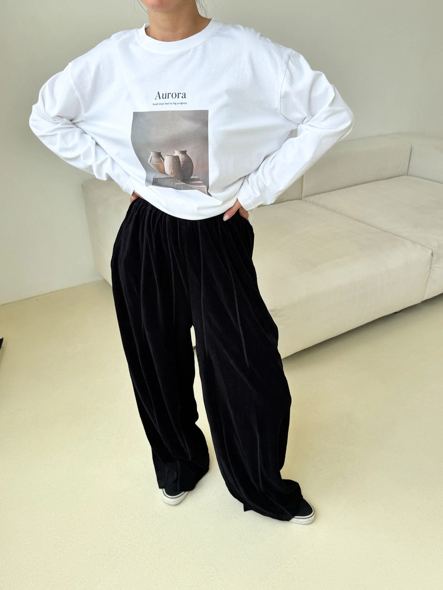 Wide velvet pants for women with elastic waist and practical side pockets Chic and Style