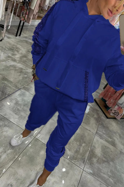 Women Casual Sport Outfit with Hoodie and Jogging Pants Chic und Stil