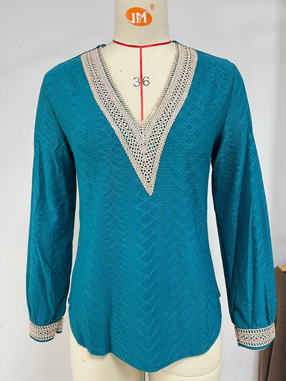 Chemise blouse à manches longues pour femmes avec décolleté en V décoratif et éléments en crochet Chic und Stil