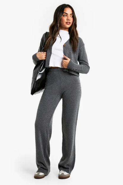 Women's loungewear set with stylish cardigan and comfortable loose pants Chic und Stil