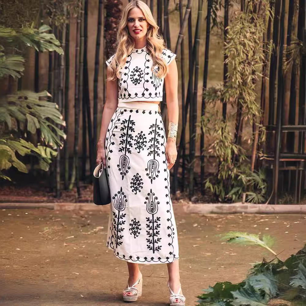 Robe maxi pour femmes avec design brodé artistique et haut cintré Chic und Stil