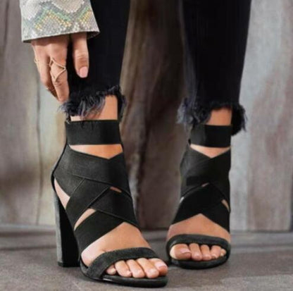 Sandales pour femmes avec des sangles élégantes et un talon bloc Chic und Stil
