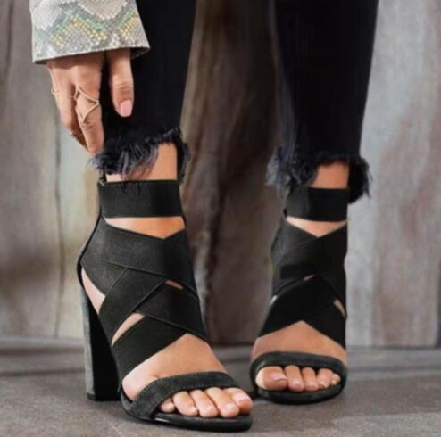 Sandales pour dames avec des lanières élégantes et un talon bloc Chic und Stil