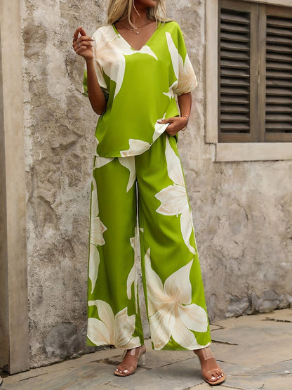 Airy women's set with a fluid cut and floral design Chic and Style