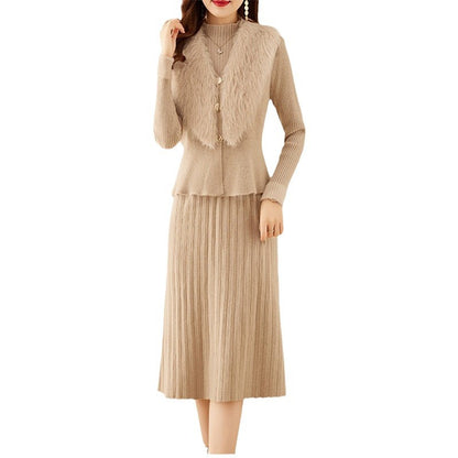 Dame ensemble tricot élégant avec col en fourrure de haute qualité et structure en rib modé.