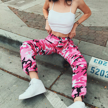 Pantalon cargo pour femmes au design camouflage moderne avec poches pratiques et taille élastique Chic und Stil