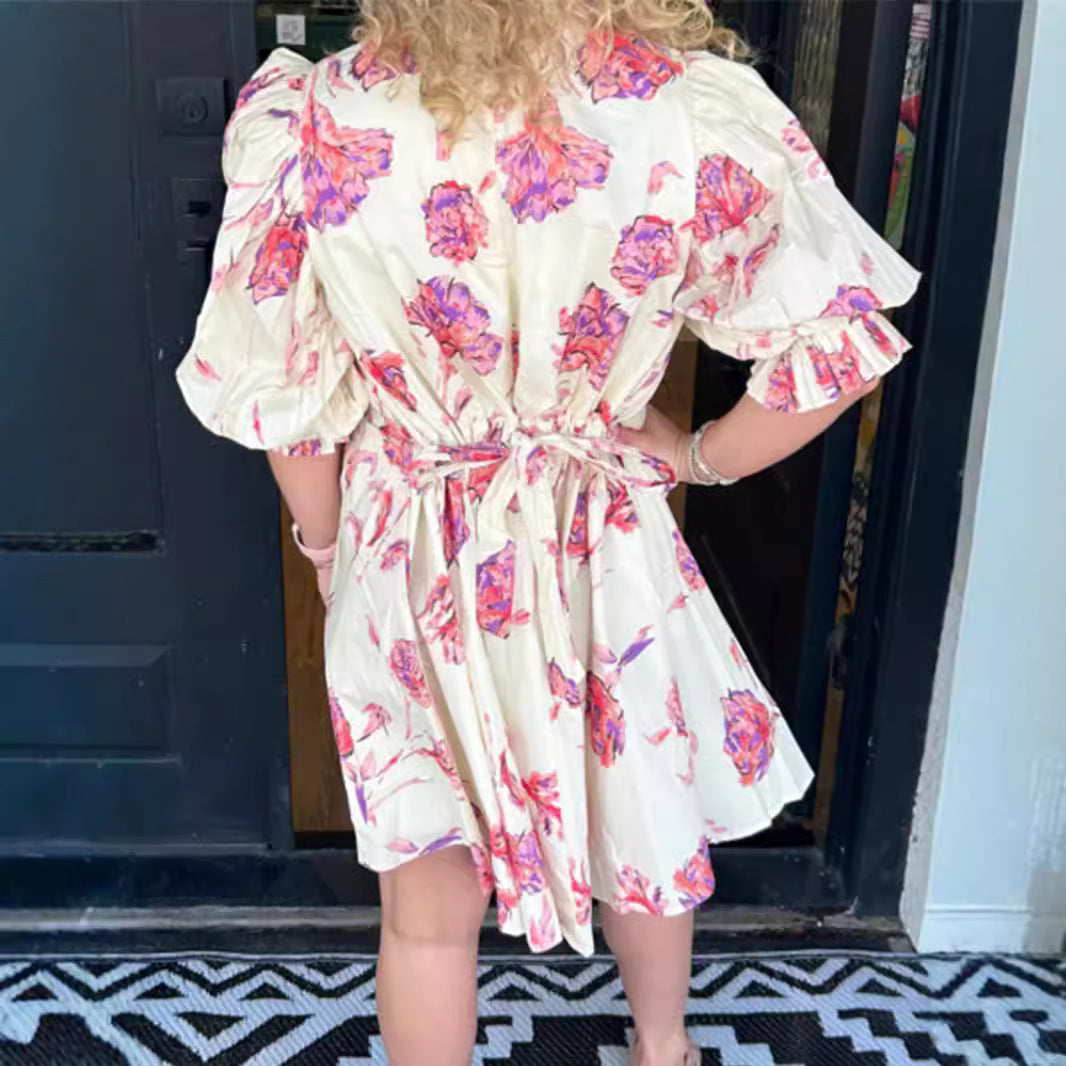 Robe chemise pour femmes avec des accents floraux et des détails de volants Chic und Stil
