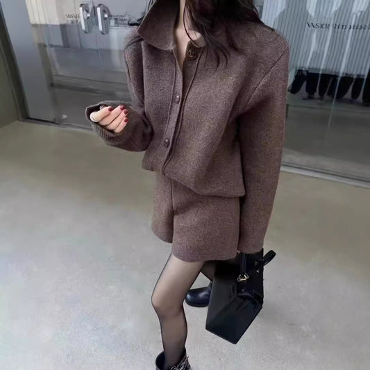 Veste en tricot tendance pour femmes avec détail de bouton et shorts assortis Chic und Stil