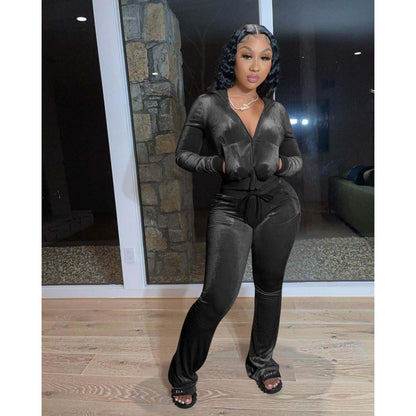 Women's sports set in velvet hoodie and loose jogger pants Chic und Stil