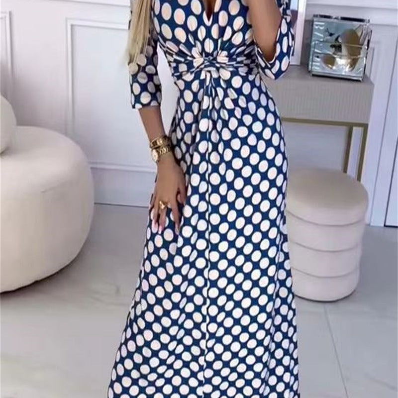 Robe maxi pour femmes avec un motif à pois moderne et une élégante apparence croisée Chic und Stil