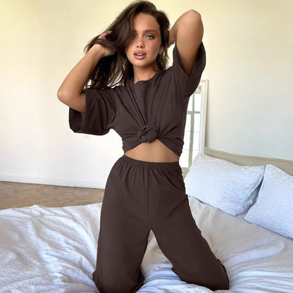 Urban lounge set for women with knotted top and wide pants Chic und Stil