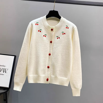 Dames cardigan ludique avec cerises brodées et boutons rouges Chic und Stil