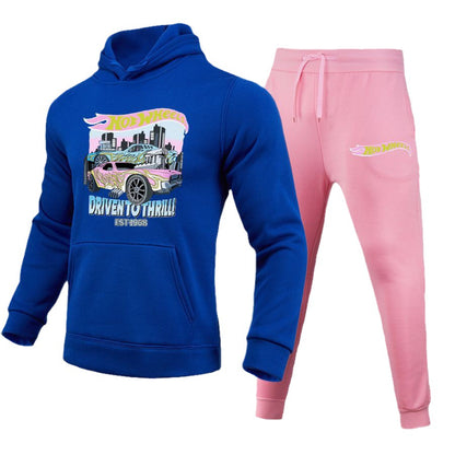 Comfortable hoodie and jogger pants set for women with striking car pattern Chic und Stil