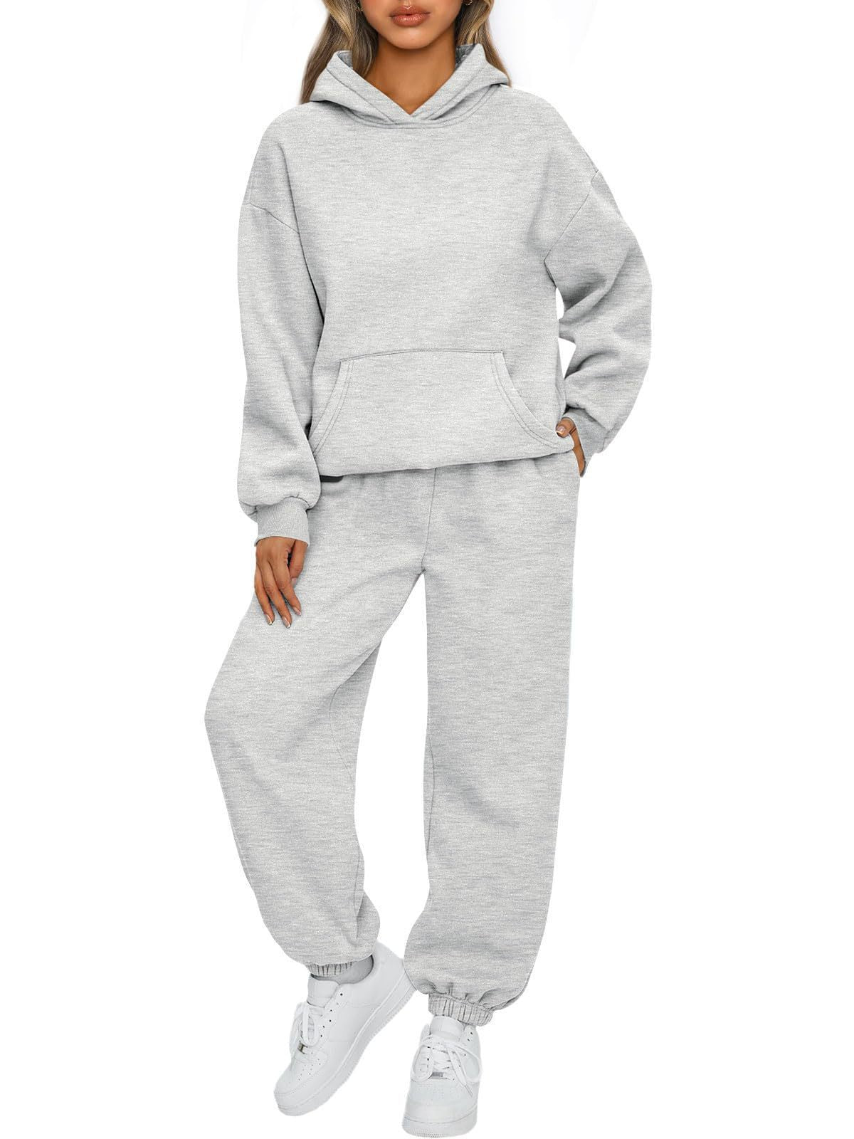 Ladies comfortable tracksuit with practical pockets Chic and Style