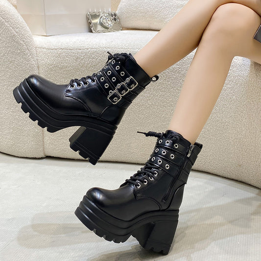 Bottes Chunky pour femmes avec des sangles décoratives et un profil robuste Chic und Stil