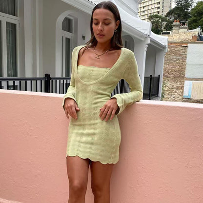 Robe en tricot pour femmes avec décolleté en V profond et ourlet en vagues Chic und Stil